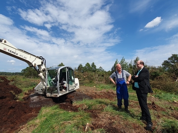 Umweltminister Christian Meyer informiert sich vor Ort beim tätigen Bauunternehmen im Bissendorfer Moor.