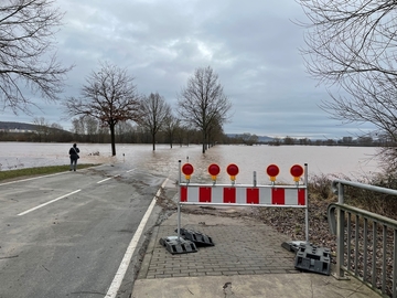 Überflutete Landstraße 572 bei Hollenstedt kurz oberhalb des Hochwasserrückhaltebeckens Salzderhelden