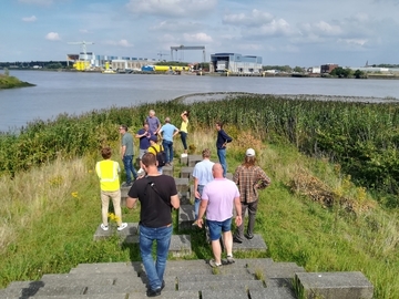 Die Exkursionsgruppe im Polder Kruibeke mit Blick auf die Schelde