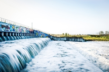 Beim Einströmen des Wassers aus der Schelde in den Polder Kruibeke wird das Wasser mit Sauerstoff angereichert.