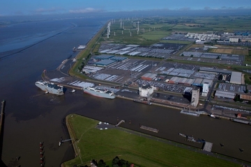 Aiko Hollander, Leiter der NPorts-Niederlassung Emden, spricht am 15.01.2025 über Auswirkungen der Tidesteuerung auf den Emder Hafen und Konzepte zur Lösung.