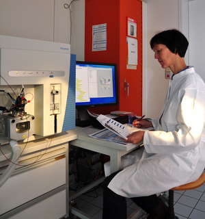 Laborarbeit an modernsten Geräten.