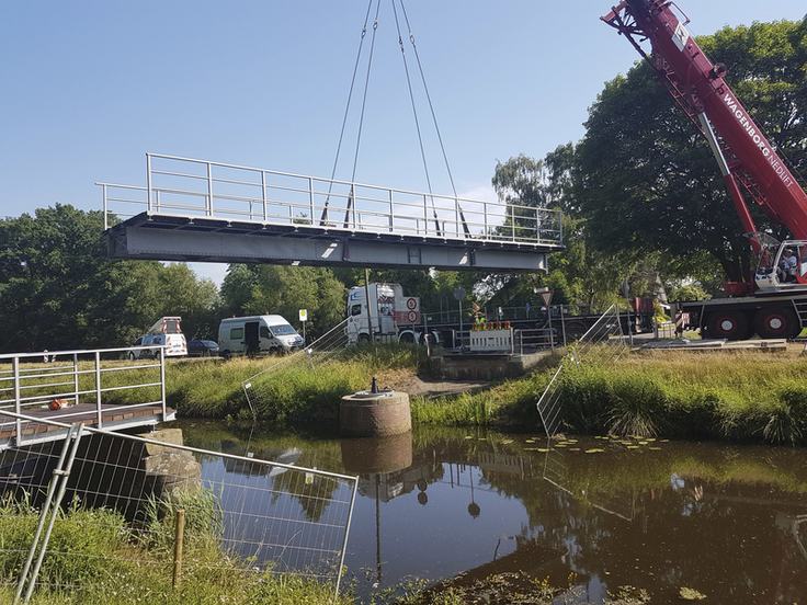 Mit einem Schwerlastkran wurde die sanierte Brücke „Nöst“ wieder an ihren angestammten Platz in der Gemeinde Hoogstede gehoben. (Foto: Wolfgang Agnes/NLWKN)
