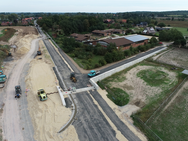 Luftaufnahme von den Deichbauarbeiten in Vietze. Mit der Fertigstellung der neuen Anlage wurde der technische Hochwasserschutz für Vietze vervollständigt. (Foto: Rinas / NLWKN)