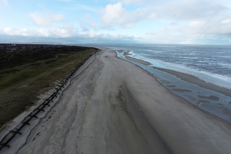 Der durch Sturmfluten abgetragene Verschleißkörper der Schutzdüne vor dem Pirolatal auf Langeoog wird in diesem Sommer wieder aufgebaut (Bild: Dirks/NLWKN).