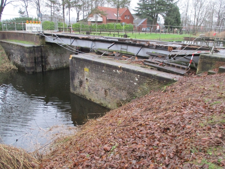 Sanierung der durch zu schwerem LKW beschädigten Brücke „Schleuse IV“ am Piccardie-Coevorden-Kanal. Sie wurde am 28.12.2022 beschädigt und am 11.06.2024 generalüberholt wieder aufgesetzt.