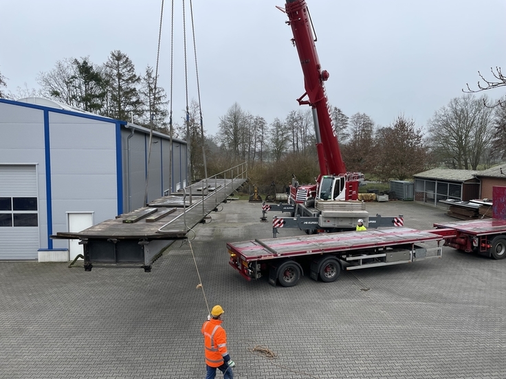 Sanierung der durch zu schwerem LKW beschädigten Brücke „Schleuse IV“ am Piccardie-Coevorden-Kanal. Sie wurde am 28.12.2022 beschädigt und am 11.06.2024 generalüberholt wieder aufgesetzt.