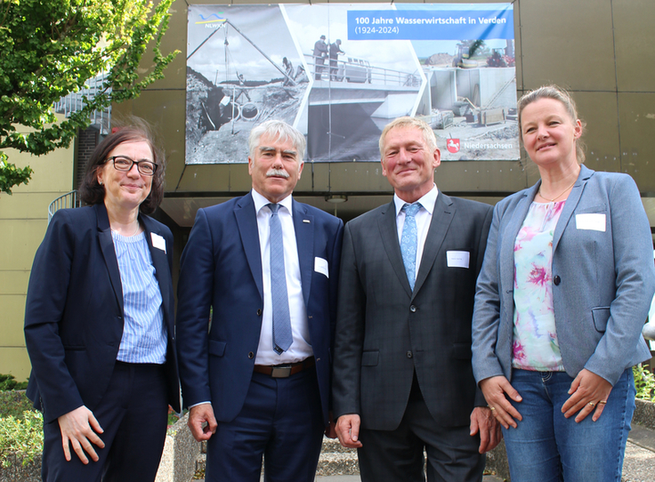 Feierten 100 Jahre Wasserwirtschaft in Verden: (v.l.n.r.) Anne Rickmeyer (Direktorin NLWKN), Lutz Brockmann (Bürgermeister Stadt Verden), Heiner Harting (Leiter NLWKN-Betriebsstelle Verden), Melanie Winter-Lücking (Landkreis Verden). (Foto: Seemann).