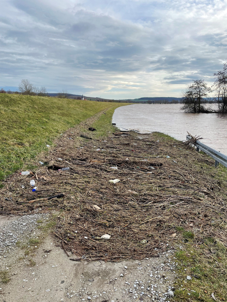 Eine hochwasserbedingte Müll- und Treibgutablagerung war beispielsweise am Hochwasserrückhaltebecken Salzderhelden zu beobachten, wie dieses Foto von der Innenseite des Polders 4 zeigt.