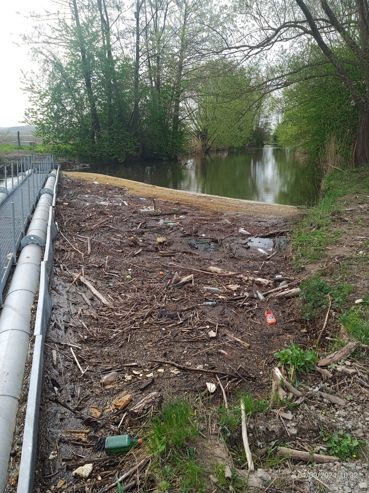 Vor dem landeseigenen Flüthewehr in Göttingen (Leine) wurde regelmäßig Plastikmüll und anderer Unrat angespült. Hier auf dem Bild sind einige abgelagerte Flaschen und sonstiger Müll im Treibgut zu sehen.