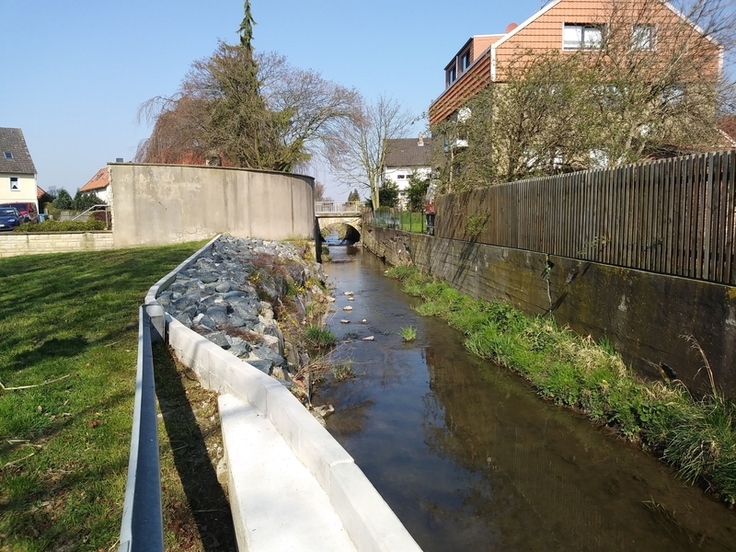 Der Rössingbach ufert bei einem Hochwasserereignis so gut wie über die gesamte betrachtete Strecke aus.