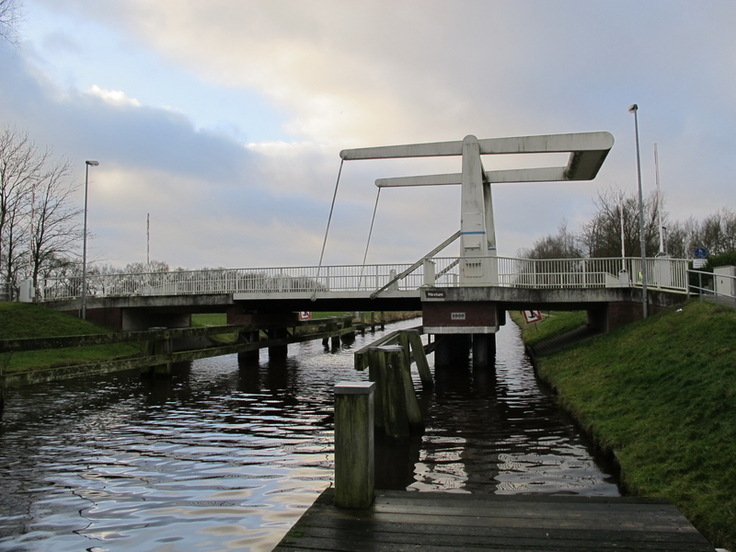 Die Brücke „EJK 9“ in Aurich-Haxtum ist eine wichtige Überquerung über den Ems-Jade-Kanal. Um das Bauwerk langfristig in einem guten Zustand zu erhalten, wird der NLWKN den Konservierungsanstrich in den Herbstferien erneuern. (Archivbild: NLWKN)