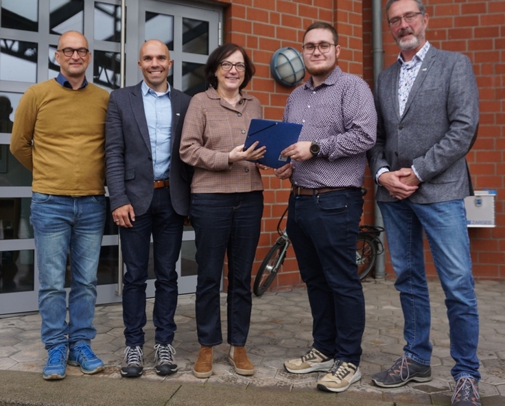 Von links nach rechts: Vorgänger Michel Radon, Jörn Drosten, Leiter des Geschäftsbereichs in der Direktion, Anne Rickmeyer, NLWKN-Direktorin, Fabian Kober und Walter Wimmer, Leiter der Betriebsstelle Süd.