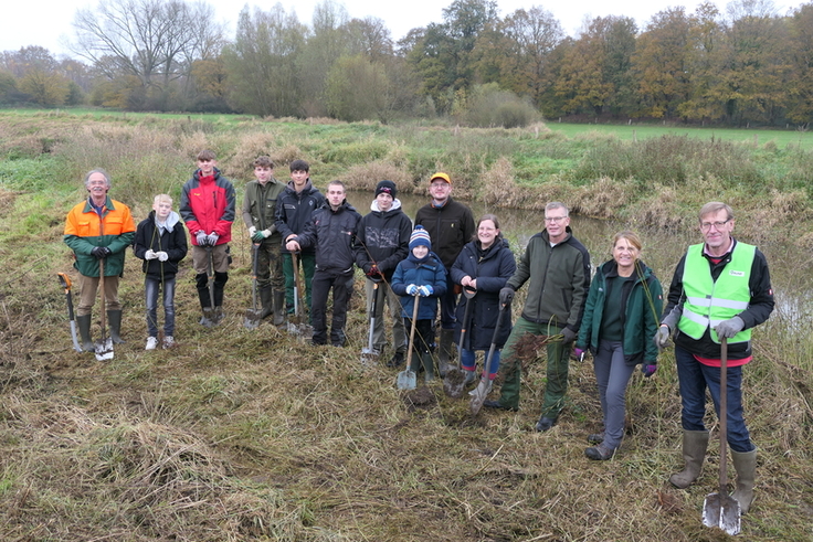 Die Naturschutz AG der Realschule Bad Bentheim packte bei der Pflanzaktion an der Vechte tatkräftig mit an. (Foto: Charlotte Viezenz / NLWKN)