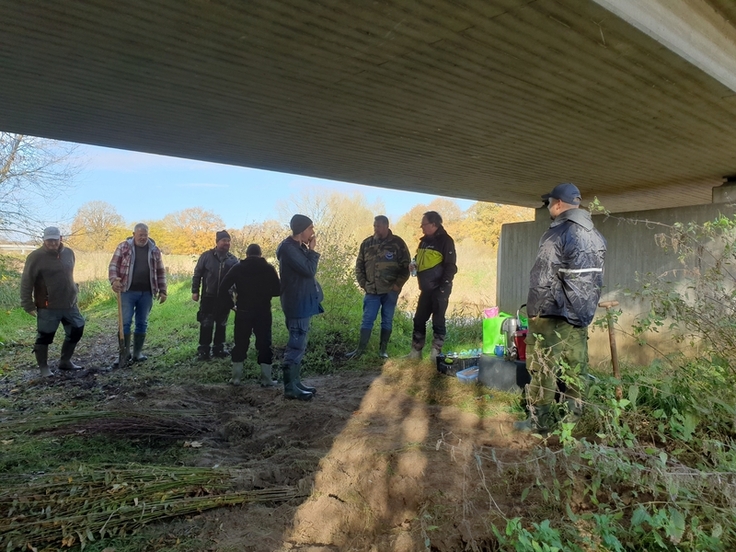 Der Sportfischerverein Schüttorf war mit zehn Erwachsenen und zwei Jugendlichen an der Vechte im Einsatz. (Foto: Danuta Uhl / Landkreis Grafschaft Bentheim)