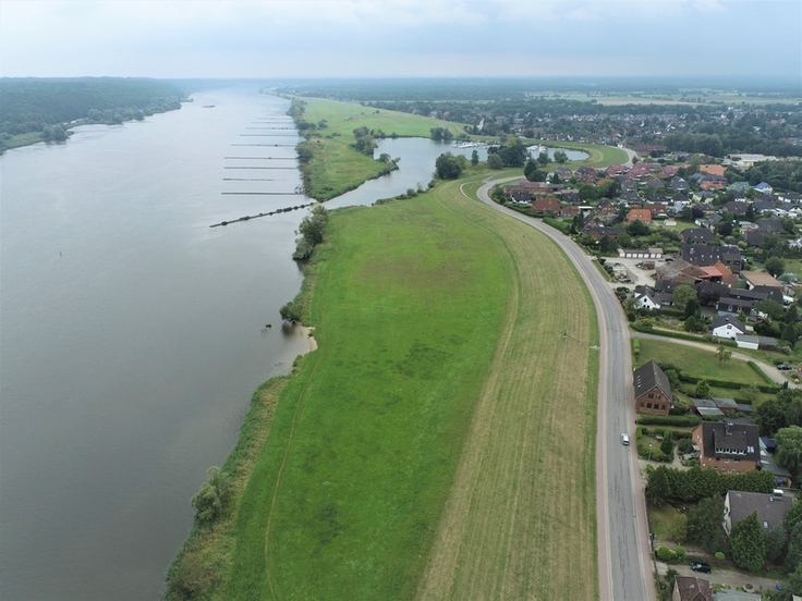 Der Elbedeich in Tespe aus der Luft.