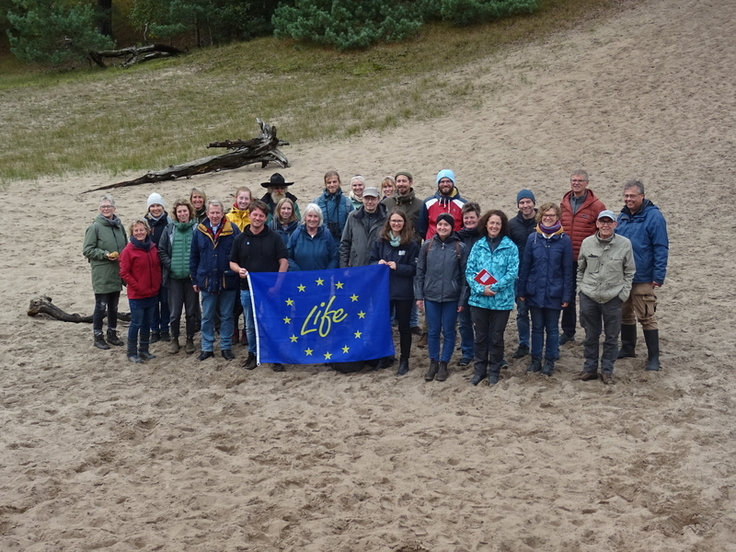 Von der Dünenkuppe aus lassen sich hervorragend Gruppenbilder machen – im Hintergrund ein Sandseggenbestand (Foto: Lars Panzer)