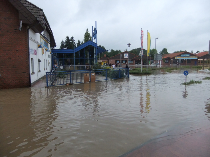 Im Hochwasserfall kann die Düte wie hier beim Hochwasser 2010 am Kreisel im Zentrum Oesede ein ernstes Gefahrenpotenzial entwickeln. Wo Überschwemmungen drohen, zeigen die Berechnungen des NLWKN (Archivbild: Stadt Georgsmarienhütte).