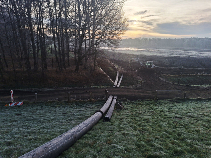 In den vergangenen Wochen wurden am Absetzbecken Rohrleitungen verlegt. Durch sie werden die Sedimente in ein speziell eingerichtetes Spülfeld geleitet, wo sie sich absetzen können (Bild: Lamping/NLWKN).