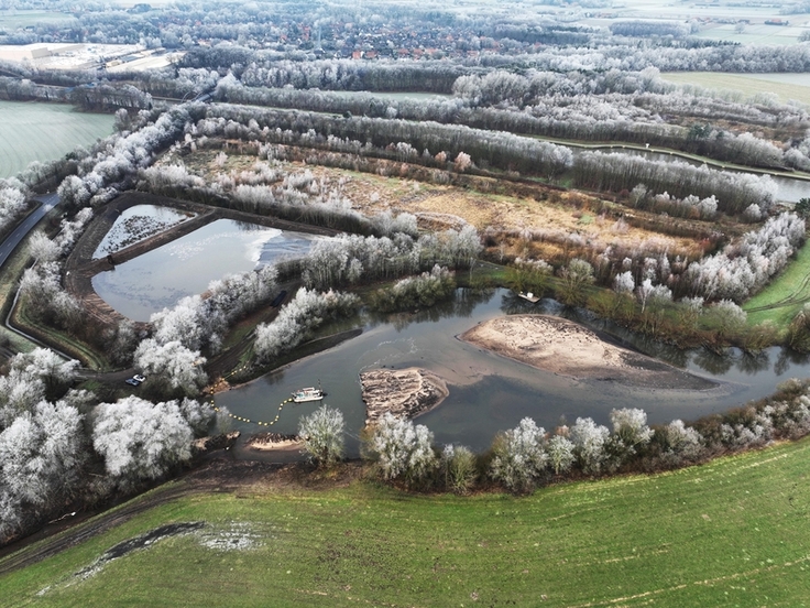 In Achmer bei Bramsche wird bereits gespült. Im Vordergrund zu sehen ist das Saugbaggerschiff im Bereich des Sandfangs der Hase, das Sand und Sedimente in das nahegelegene Spülfeld transportiert (oben) (Bild: Lamping/NLWKN).