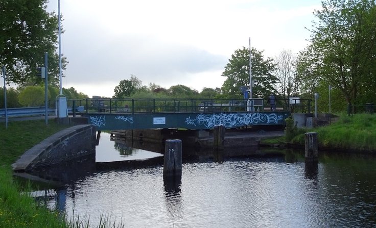 Die 1887 erbaute Fortifikationsbrücke EJK 40 B kreuzt den Ems-Jade-Kanal im Zuge der Straße „Umfangstraße“ und verbindet die Ortschaften Mariensiel und Middelsfähr im Landkreis Friesland.