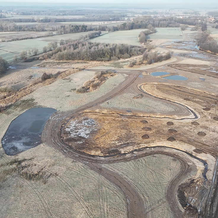 Struktur- und strömungsarm – so präsentiert sich die Schunter aktuell noch im Projektgebiet. Das Vorhaben des NLWKN soll das ändern (Foto: Mittelweser Tiefbau GmbH, Januar 2025).