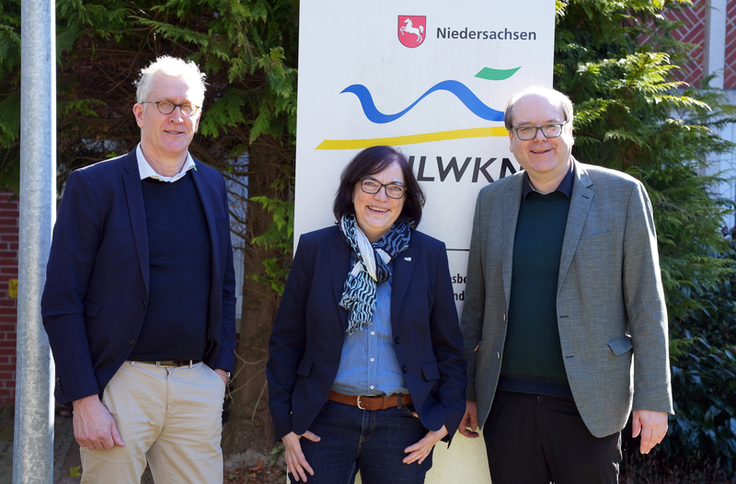 Küstenschutzminister Christian Meyer (rechts) stellte in der NLWKN-Direktion in Norden gemeinsam mit NLWKN-Direktorin Anne Rickmeyer und Rainer Carstens, Leiter des Geschäftsbereichs Planung und Bau, die Planungen für 2025 vor (Foto: Lippe / NLWKN)