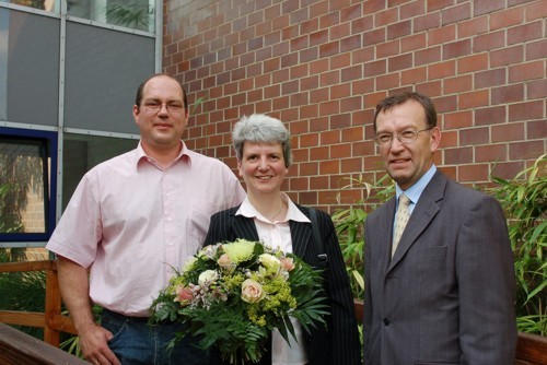 Dorothea Altenhofen mit Direktor Siegfried Popp und Harald Emmrich vom Personalrat