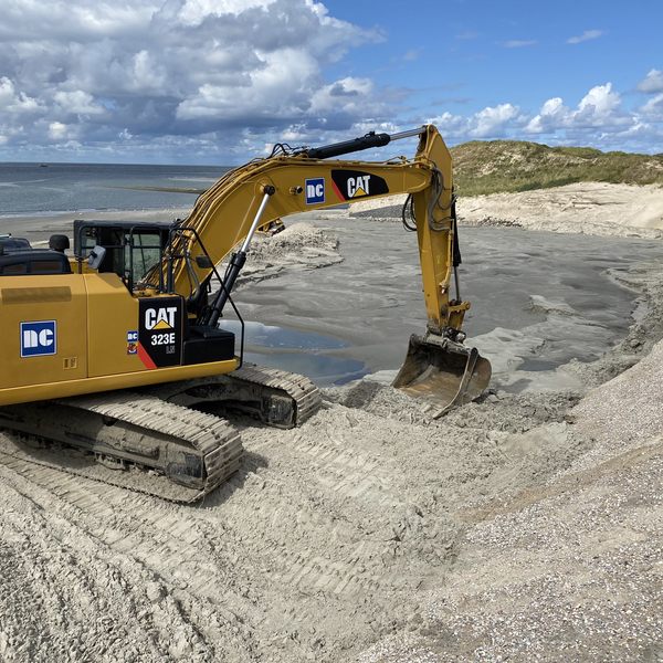 Um den schützenden Sandkörper aufzubauen, kamen vor der Spiekerooger Süderdüne Bagger und Raupen zum Einsatz (Bild: Münk/NLWKN).