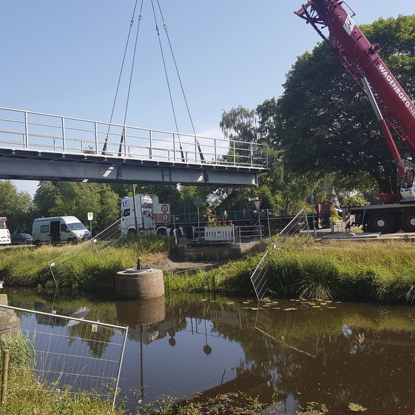 Mit einem Schwerlastkran wurde die sanierte Brücke „Nöst“ wieder an ihren angestammten Platz in der Gemeinde Hoogstede gehoben. (Foto: Wolfgang Agnes/NLWKN)
