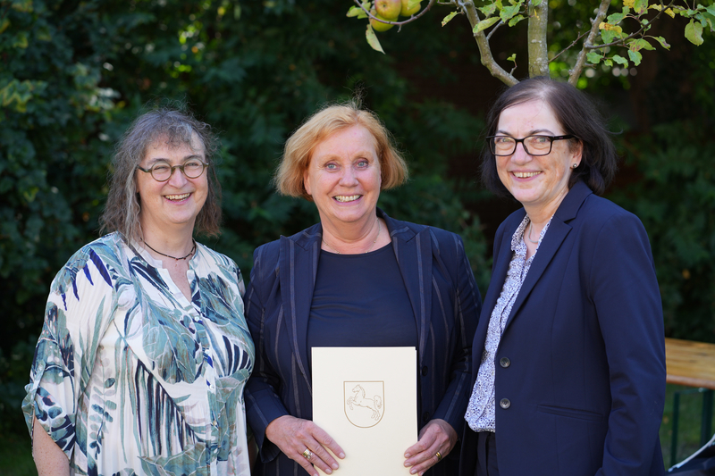 Überreichten Franzis Kathe (mitte) im Rahmen der Verabschiedung in Norden die Urkunde zur Versetzung in den Ruhestand: Cornelia Scupin (li.), Aufgabenbereichsleiterin im Umweltministerium und NLWKN-Direktorin Anne Rickmeyer (Bild: Lippe/NLWKN).