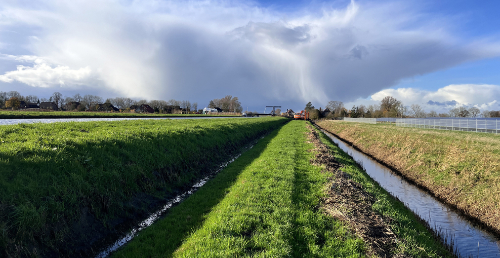 Derzeit stehen auf der Hochwasserschutzbaustelle nahe Dykhausen vor allem Arbeiten im Bereich der Randgräben an, die neben dem eigentlichen Kanal verlaufen. Sie müssen für die erforderliche größere Dammbreite verlegt werden (Bilder: Edzards/NLWKN).