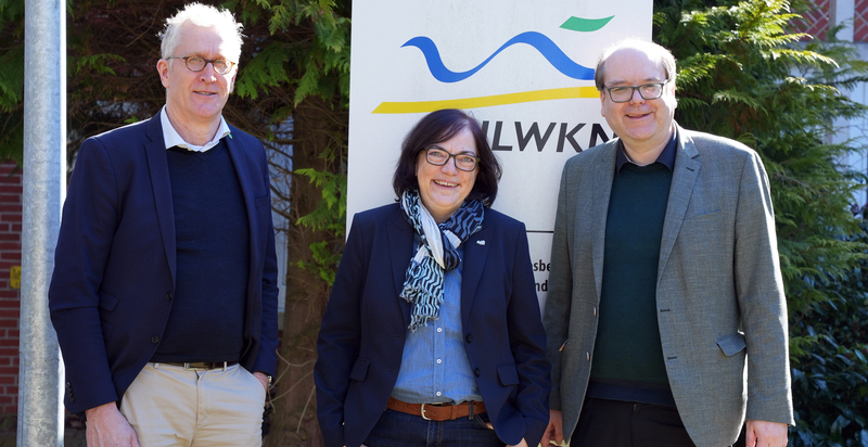 Küstenschutzminister Christian Meyer (rechts) stellte in der NLWKN-Direktion in Norden gemeinsam mit NLWKN-Direktorin Anne Rickmeyer und Rainer Carstens, Leiter des Geschäftsbereichs Planung und Bau, die Planungen für 2025 vor (Foto: Lippe / NLWKN)